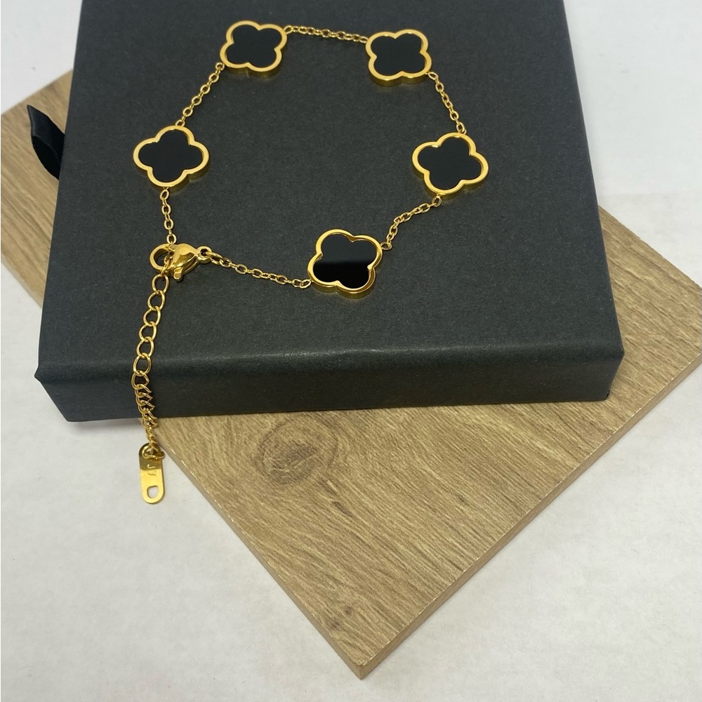 Elegant Gold and Black Clover Bracelet